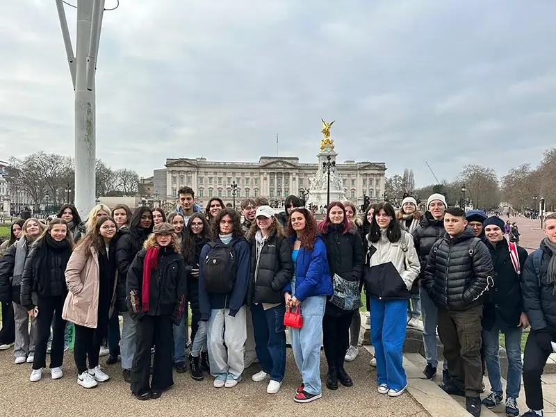 Students on an excursion to Buckingham Palace