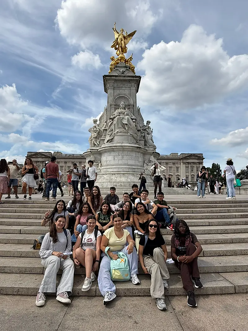 Students sat near in front of victoria memorial on a school excursion