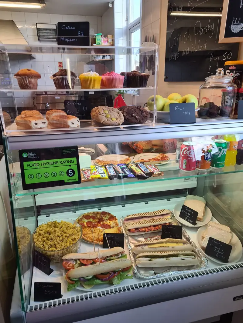 Cafeteria food display with 5-star hygiene