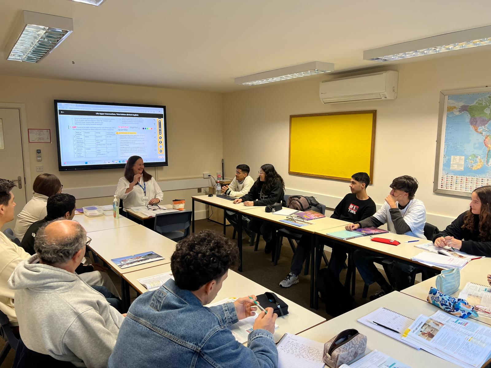 학생들이 인터랙티브 스크린을 활용하며 수업을 듣고 있다.